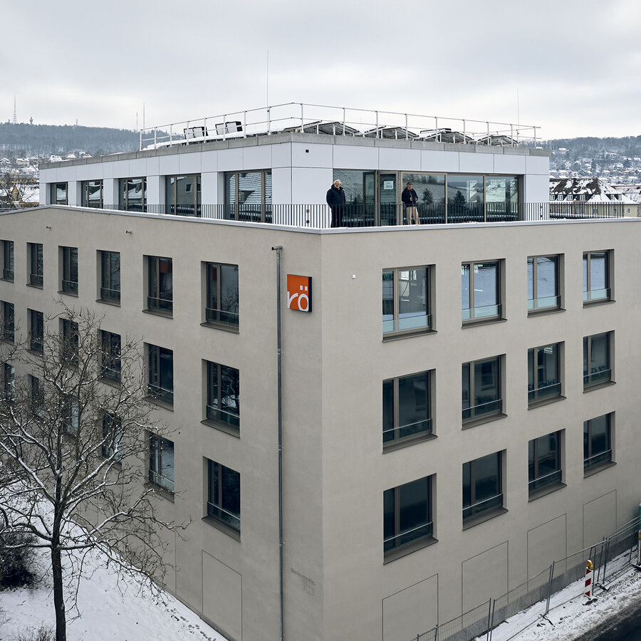 Das neue rö-Bürogebäude im Schnee.