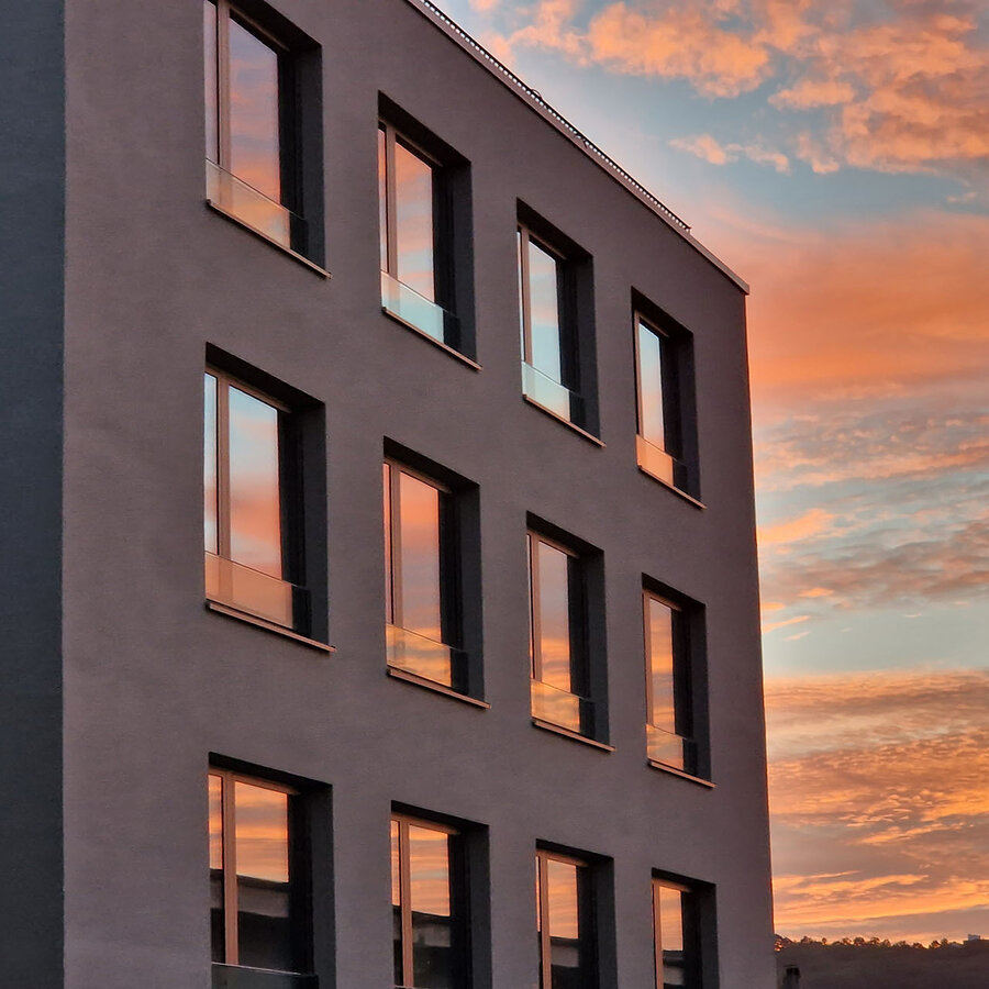 Das neue rö-Bürogebäude zeigt sich im Sonnenuntergang von seiner besten Seite.